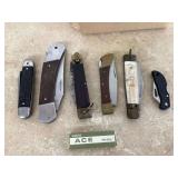 6 POCKET KNIVESGold jewelry with black stone accents