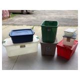 Different-sized plastic storage containersLuxurious gold and pearl set