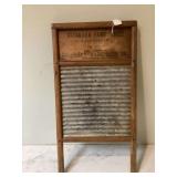 Metal cleaning tool with ridges