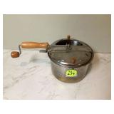 Simple classic popcorn maker