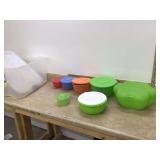 Tupperware serving set in tote